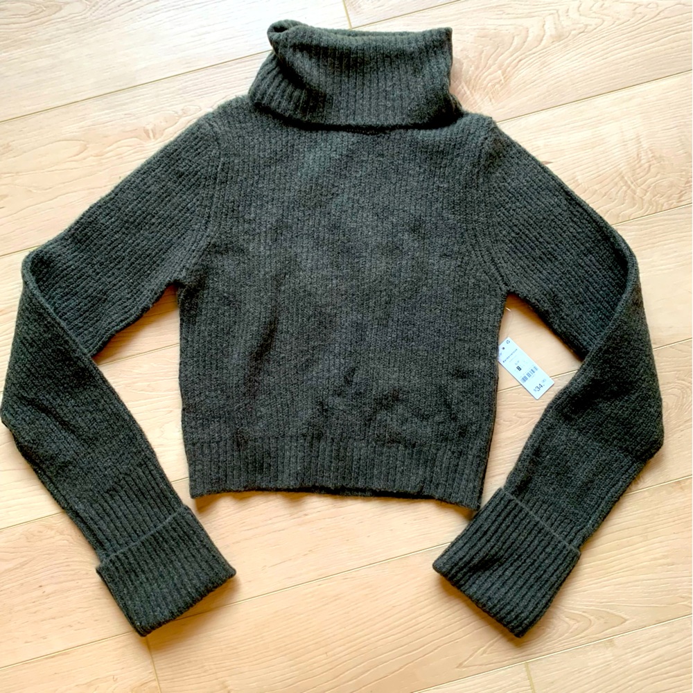 NWT Turtle neck sweater S